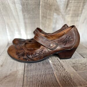 Sofft Tan Leather Cut-Out Heels